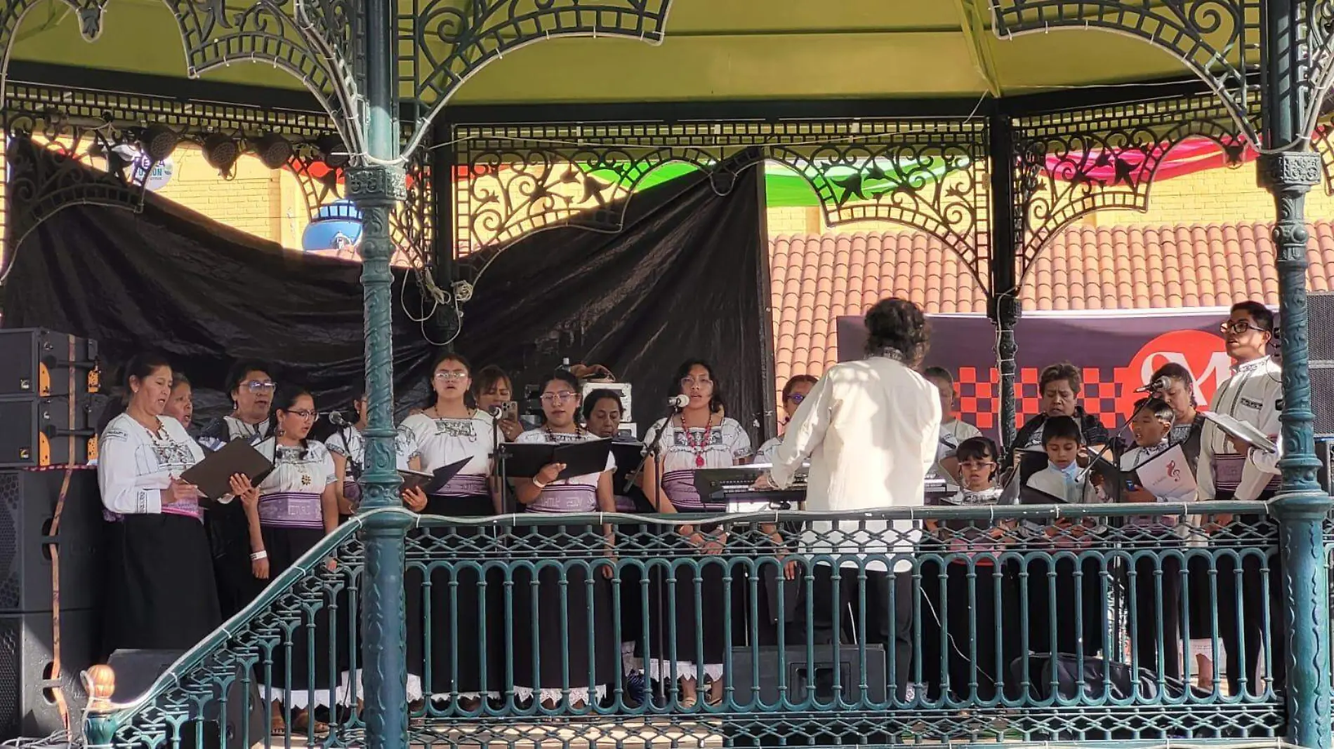 Los coros Xutomotzi y Voces Yumhu amenizaron la Plaza del Mariachi de “Tlaxcala, la Feria de Ferias 2024”,3